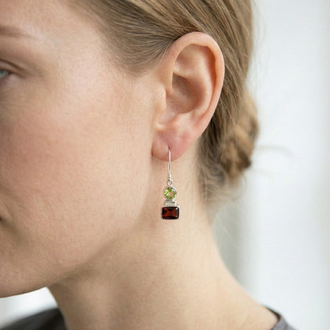 Bali Murni Sterling Silver Garnet & Peridot Earrings – Handcrafted in Celuk